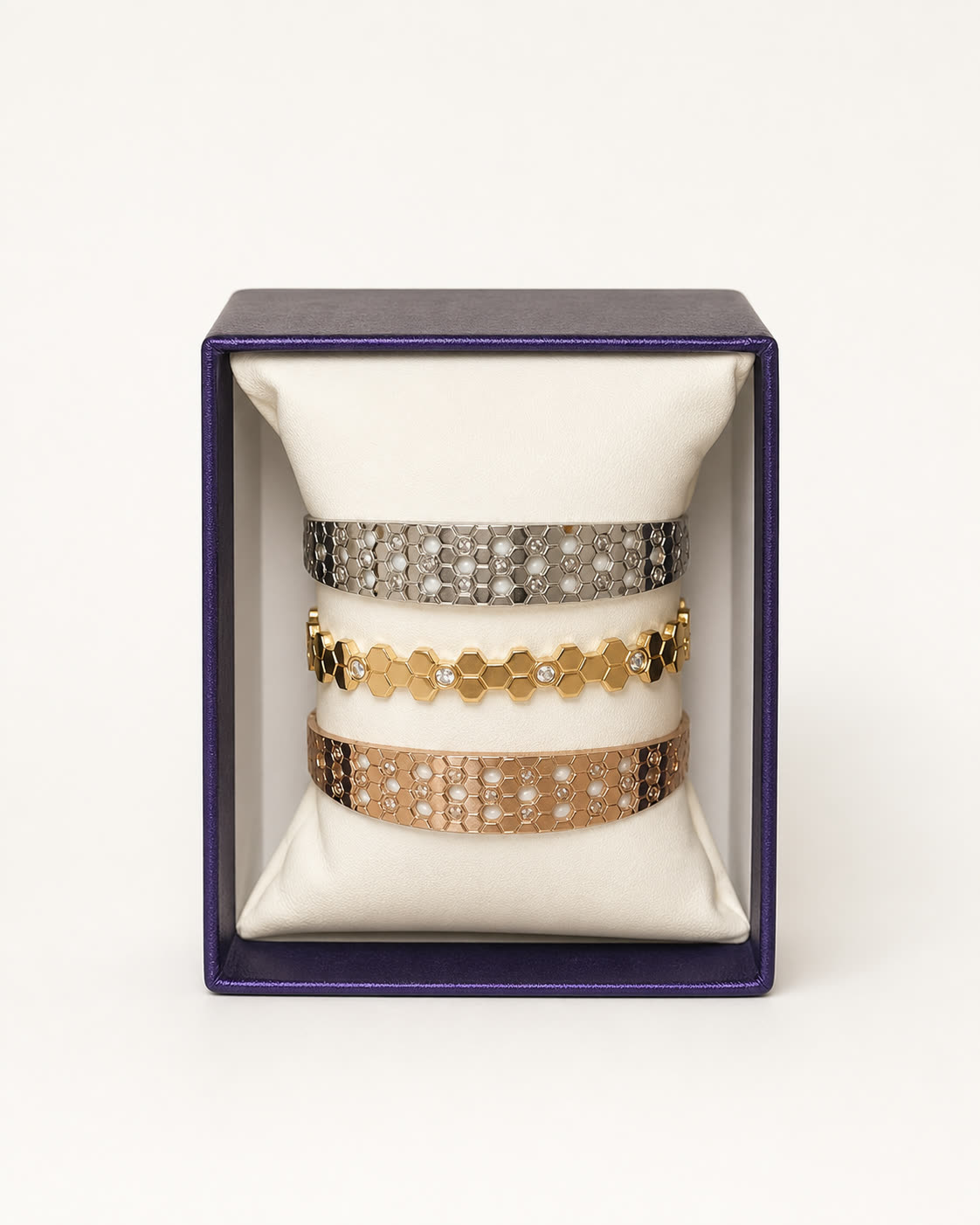 Trio de bracelets Alvéole aux trois finitions, présenté sur coussin dans son coffret