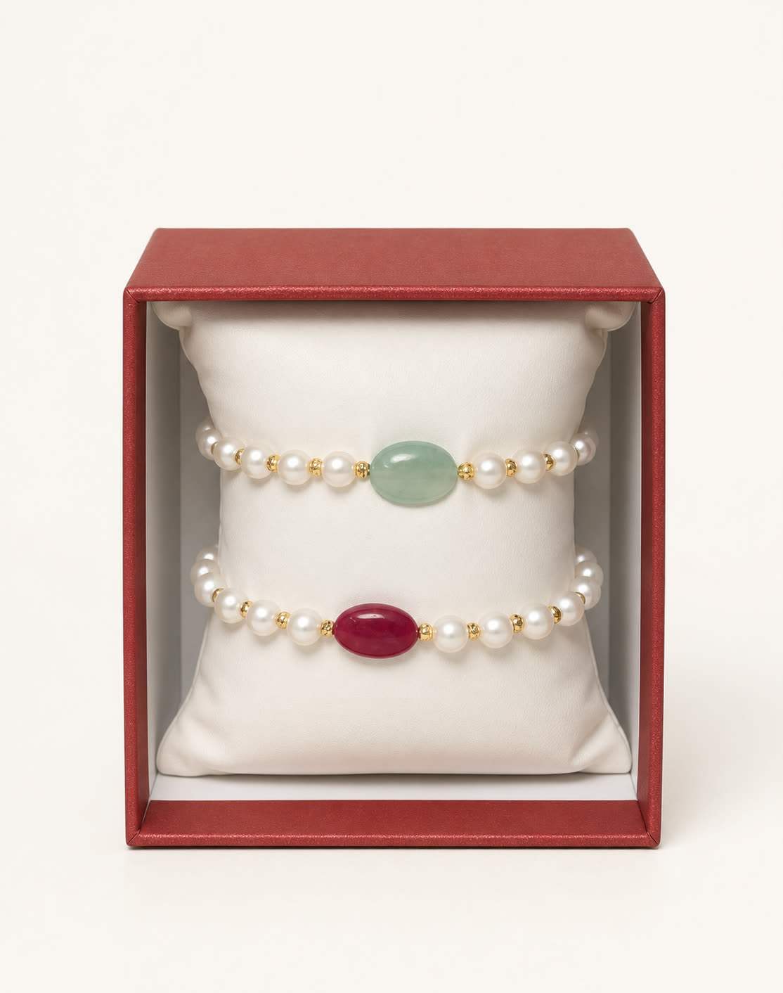 Duo de bracelets de perles, pierre verte et pierre rouge, présentés dans leur coffret